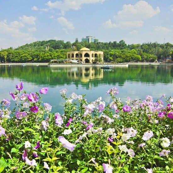 انعکاس ساختمان در دریاچه باغ ائل گلی تور تبریز