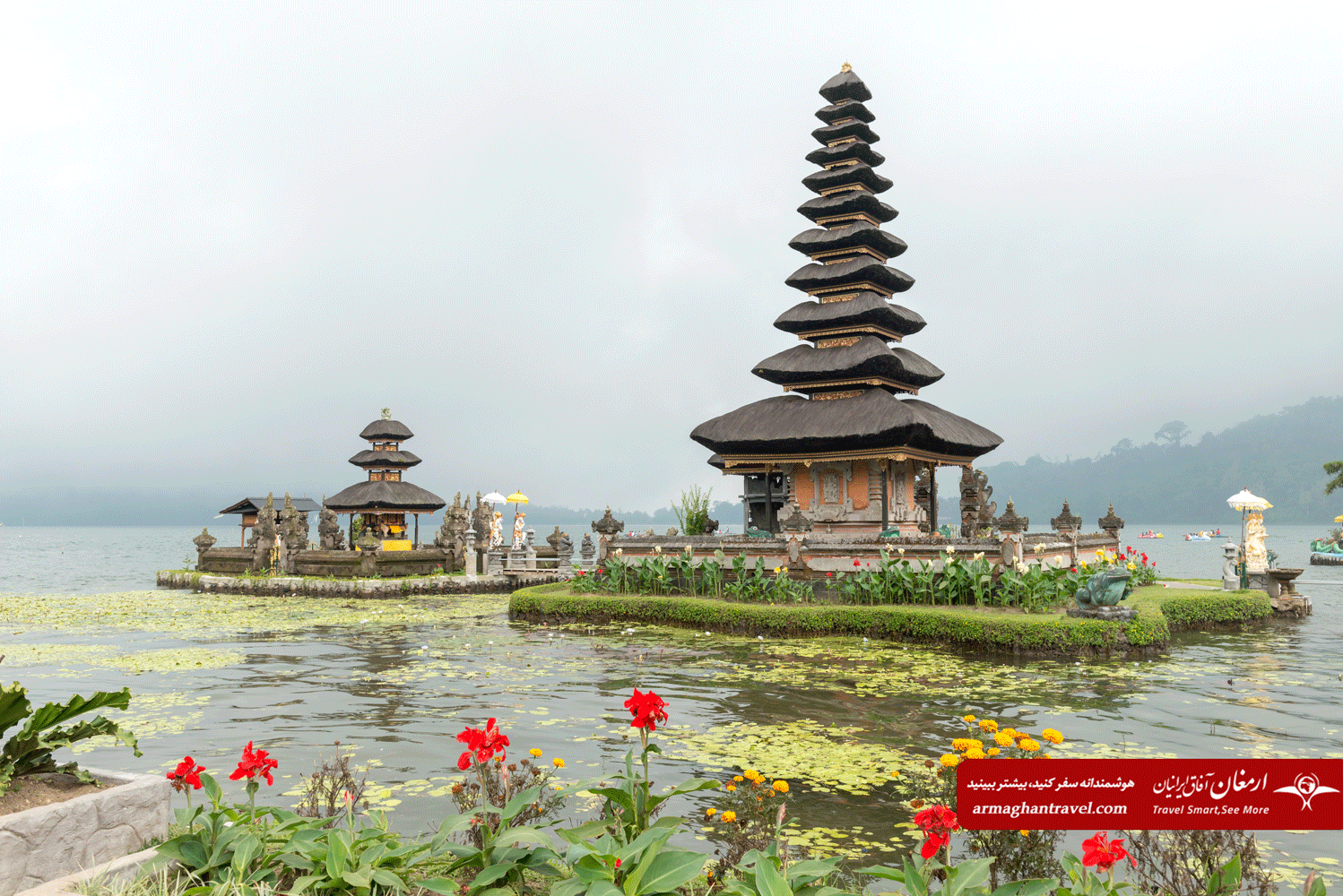 نمایی از معبد های قرار گرفته بر روی آب در کشور بالی
