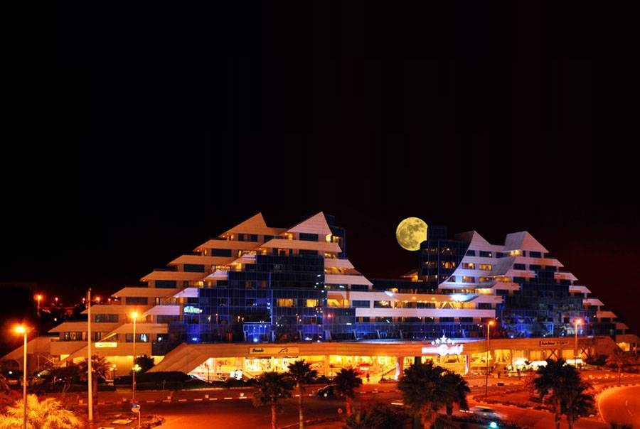 تصویر ماه درخشان پشت هتل کیش پارمیس